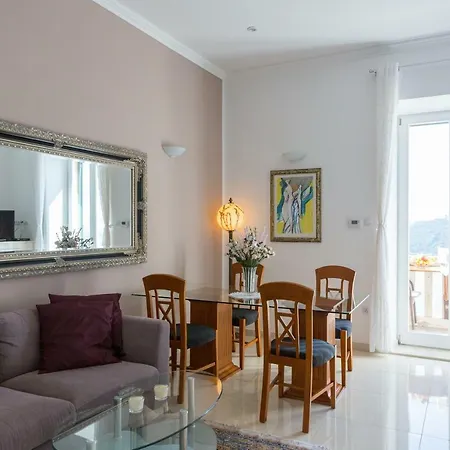 Victoria Apartment *